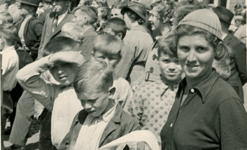 Mieke Monjau auf einem Markttag in Goes /Niederlande, 1939, Fotograf unbekannt, Stadtmuseum Düsseldorf F 32807 [Ausschnitt]