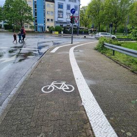 Foto von der neuen Radwegmarkierung.