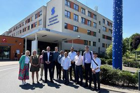 Gruppenbild der Delegation vor dem Sana Krankenhaus Gerresheim mit Lisa Lolli, Pflegedirektorin Sana Kliniken Düsseldorf und Michael Weckmann, Geschäftsführer Sana Kliniken Düsseldorf © Mukund N.M 