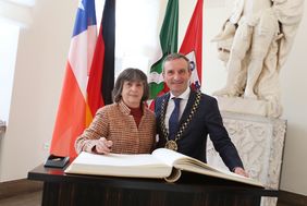 Trug sich ins Goldene Buch der Stadt ein: die Botschafterin der Republik Chile in Deutschland, Cecilia Mackenna Echaurren (links), mit Oberbürgermeister Thomas Geisel. Foto: Ingo Lammert