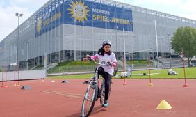 Geschicklichkeitsparcours vor der Merkur Spiel-Arena © Landeshauptstadt Düsseldorf/Uwe Schaffmeister 