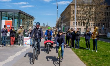 Radfahrer und Blechbläser der Düsseldorfer Symphoniker zum Auftakt am Rheinufer