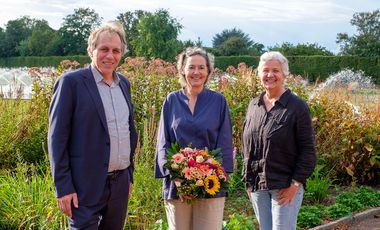 Der Preis der "Gisela und Dieter Schnelle Stiftung" ist an die Düsseldorfer Initiative "platzgrün!" verliehen worden. Beigeordneter Jochen Kral und Gartenamtsleiterin Doris Törkel haben den Preis an Dr. Susanne Dickel (Bildmitte) übergeben. Foto: Schaffmeister