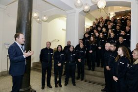 Oberbürgermeister Dr. Keller (l.) begrüßte die neuen Dienstkräfte im Rathaus und wünschte ihnen viel Erfolg. Foto: Ingo Lammert