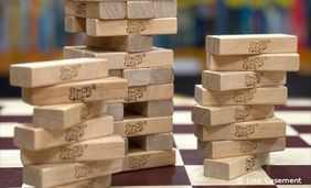 Foto mit Türmen aus Jenga-Spielsteinen auf einem Spielbrett