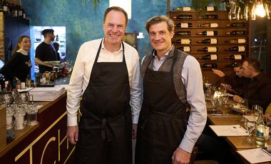 Oberbürgermeister Dr. Stephan Keller und Wirtschaftsdezernent Christian Zaum arbeiten im Service und an der Theke. © Stadt Düsseldorf/Claus Langer 