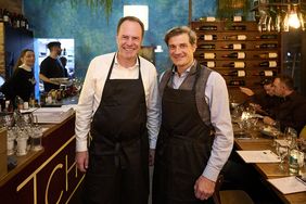 Oberbürgermeister Dr. Stephan Keller und Wirtschaftsdezernent Christian Zaum arbeiten im Service und an der Theke. © Stadt Düsseldorf/Claus Langer 