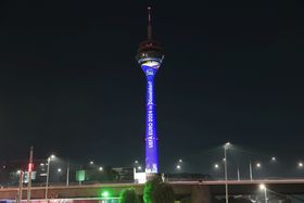 Am Abend wurde der Rheintum in den Farben der UEFA EURO 2024 angestrahlt. Foto: Landeshauptstadt Düsseldorf/David Young