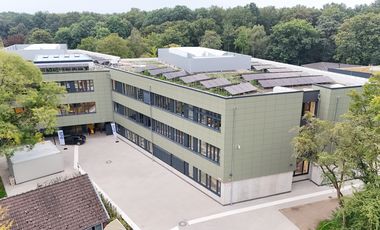 Die Dachflächen erhielten eine Dachbegrünung als Biodiversitätsdach, in der Fassade wurden Nistkästen eingebaut. Zudem wurde auf dem Dach eine Photovoltaikanlage für die Eigenstromversorgung und den Verzicht auf fossile Energieträger installiert. 