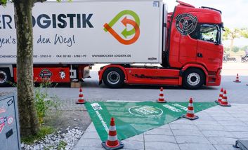 Foto von LKW mit einer Plane, die den Toten Winkel anzeigt.