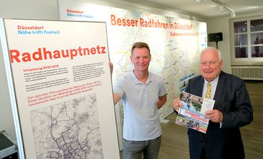 Eröffneten eine Ausstellung zur Fahrradförderung im Rathaus: Bürgermeister Friedrich G. Conzen (rechts) und Ingo Pähler, Leiter des Amtes für Verkehrsmanagement © Landeshauptstadt Düsseldorf, Ingo Lammert 