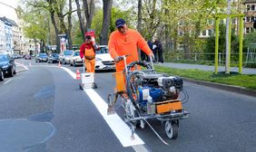 Die neuen je rund 500 Meter langen Umweltspuren auf der Prinz-Georg-Straße werden markiert. Foto: Uwe Schaffmeister