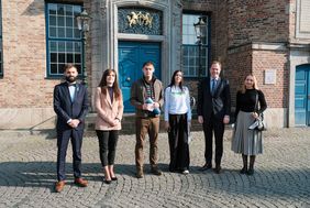 Oberbürgermeister Dr. Stephan Keller (2.v.r.) mit der ukrainischen Sonderdelegation (v.l.): Jakub Wawrzyniak, Irina Shum, Iwan Fedorow, Maria Mezentseva und Olena Khomenko.