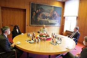 Der ehemalige Düsseldorfer Gary Gumpert (Bildmitte) traf sich mit Oberbürgermeister Dr. Stephan Keller (rechts im Bild) und dem Leiter der Mahn und Gedenkstätte Dr. Bastian Fleermann (links) zum Gespräch im Rathaus.