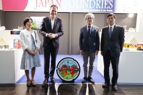 (v.l.) Setsuko Kawahara, Dr. Stephan Keller, Kazunori Tomohiro und Dai Ueda, General Director JETRO Düsseldorf, mit dem bunt gestalteten Gullydeckel aus Chiba, Foto: David Young.