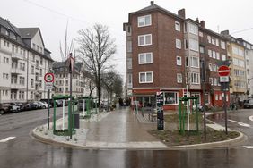 Im Zuge des Baus der neuen Mobilitätsstation wurden 15 neue Bäume gepflanzt und die Wegebeziehungen für Fußgänger und Radfahrer optimiert. © Landeshauptstadt Düsseldorf/Ingo Lammert