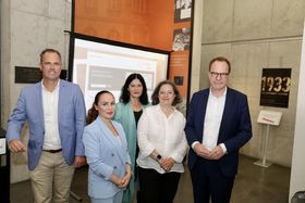 Vorstellung des neuen Online-Zugangs zu den in Düsseldorf verlegten 'Stolpersteinen': v.r. Oberbürgermeister Dr. Stephan Keller, Hildegard Jakobs, Cornelia Zuschke, Julia Blüm und Thomas Weindel