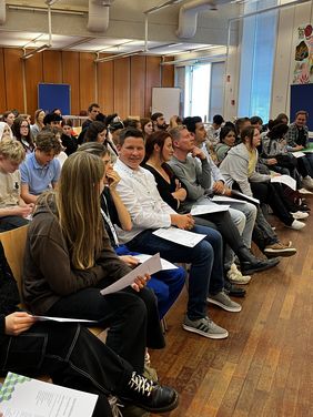 Gruppe von Schüler*innen und Lehrkräften während der Medienscouts-Ausbildung