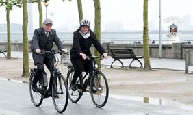 Rufen auf, beim Stadtradeln-Wettbewerb mitzumachen: Oberbürgermeister Thomas Geisel und Umweltdezernentin Helga Stulgies  © Landeshauptstadt Düsseldorf, Michael Gstettenbauer 