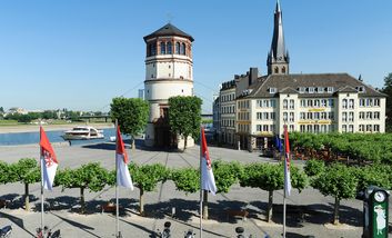 Burgplatz mit Turm im Sommer