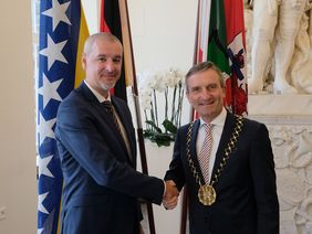 OB Thomas Geisel empfing den neuen Generalkonsul von Bosnien und Herzegowina, Luciano Kaluza, im Jan-Wellem-Saal des Rathauses. Foto: Wilfried Meyer