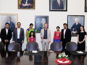 Oberbürgermeister Thomas Geisel empfing anlässlich des hinduistischen Festes "Raksha Bandhan" eine Delegation im Ältestenratssaal des Rathauses. Foto: Wilfried Meyer