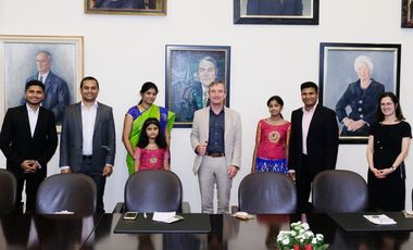 Oberbürgermeister Thomas Geisel empfing anlässlich des hinduistischen Festes "Raksha Bandhan" eine Delegation im Ältestenratssaal des Rathauses. Foto: Wilfried Meyer