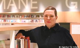 Beraterin vor Bücherregal