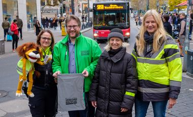 Werben für mehr Sicherheit durch Sichtbarkeit in der dunklen Jahreszeit: (v.l.) Janette Louis, Polizei, Simon Höhner, Verkehrswacht, Katharina Metzker und Antonia Schnelle, Landeshauptstadt Düsseldorf. Foto: Uwe Schaffmeister