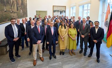 Wirtschaftsdezernent Christian Zaum (vordere Reihe l.) empfing am Montag, 8. Juni 2026, die Delegation der Indo-German Chamber of Commerce sowie Vertretende der indischen Regierung. Foto: LHD/Claus Langer