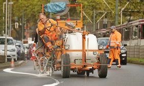 Die Markierungen für die neue Fahrradspur auf der Fischerstraße wurden am Montag, 14. Oktober, angebracht. © Landeshauptstadt Düsseldorf/David Young 