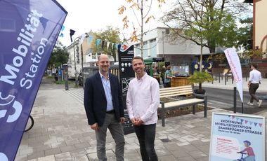 Bei der Eröffnung der Mobilitätsstation an der Saarbrücker Straße: Marcus Beyer, Dezernent für Mobilität und Infrastruktur (l.) und Dr. David Rüdiger, Geschäftsführer der Connected Mobility Düsseldorf. Foto: Ingo Lammert