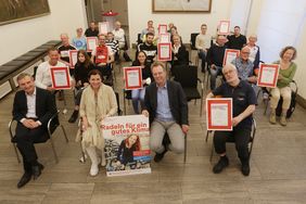 Oberbürgermeister Geisel mit Gewinnern vom Stadtradel im Rathaus