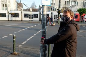 Ralf Poppenborg, Leiter der Abteilung Verkehrstechnik im Amt für Verkehrsmanagement, machte sich vor Ort ein Bild von den neu installierten Ampeltastern © Landeshauptstadt Düsseldorf, Uwe Schaffmeister 