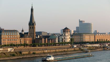 Blick vom Rhein auf einen Ausschnitt der Altstadt