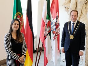 Oberbürgermeister Dr. Stephan Keller hat die neue Generalkonsulin der Republik Portugal, Lìdia Margarida Bandeira Nabais, zu einem Antrittsbesuch im Düsseldorfer Rathaus empfangen. Foto: Wilfried Meyer