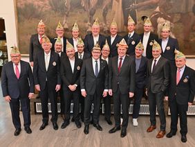 Oberbürgermeister Dr. Stephan Keller begrüßte im Jan-Wellem-Saal des Rathauses den designierten Prinzen Prinz Dirk II (Dirk Mecklenbrauck, vorne Mitte) sowie Vorstand, Mitglieder und Ehrenmitglieder des Düsseldorfer Prinzenclubs, Foto: Meyer.