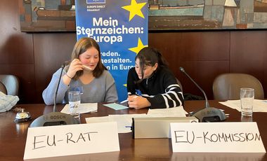 Schülerinnen und Schüler der Toni-Turek-Realschule simulierten im Rahmen des Planspiels "SOS Europa" einen EU-Sondergipfel und verhandelten über Kernfragen der Migrationspolitik. Damit setzten sich die Jugendlichen auf besondere Weise mit den Herausforderungen europäischer Entscheidungsprozesse im Bezug auf Asylrecht auseinander. © Landeshauptstadt Düsseldorf