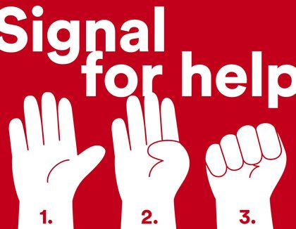 Schema des Hilfezeichens: 1. Handfläche zeigen, 2. Daumen anlegen, 3. Übrige Finger über den Daumen falten