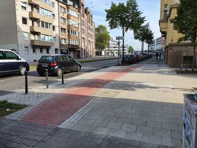 Foto von neuer Aufpflasterung an der Einmündung Van-der-Werff-Straße/Kruppstraße in Düsseldorf.