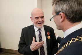 Wilhelm Mayer (links) mit Oberbürgermeister Thomas Geisel bei der Verleihung der Bundesverdienstmedaille. Foto: Michael Gstettenbauer