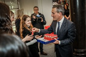 Die Sängerinnen und Sänger durften sich im Anschluss über Schoko-Nikoläuse freuen. Foto: Melanie Zanin