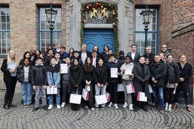 29 Schülerinnen und Schüler sind von Mobilitätsdezernent Jochen Kral, Kriminaloberrat Christoph Simon von der Polizei und Michael Strotmann von der Rheinbahn am Mittwoch, 3. Dezember, im Rathaus offiziell zu Fahrzeugbegleitern ernannt worden. © Landeshauptstadt Düsseldorf/David Young