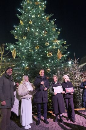 Ein Höhepunkt war auch in diesem Jahr die erstmalige Erleuchtung der Weihnachtstanne vor dem Rathaus. Im Bild v.l. D.Live-Geschäftsführer Michael Brill, das Christkind, OB Dr. Stephan Keller sowie die Schaustellerinnen von Olnhausen und Fischer.