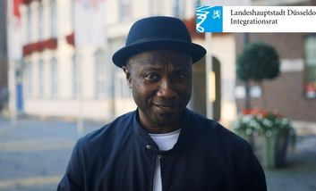 Obojah Adu, Integrationsratsmitglied, mit einem Impfaufruf in englischer Sprache