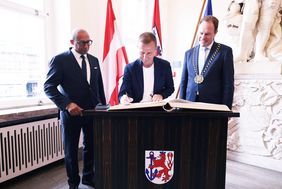 Die Verbandspräsidenten Philippe Diallo (l.) und Klaus Mitterdorfer (M.) trugen sich ins Goldene Buch der Landeshauptstadt Düsseldorf ein. Foto: Young