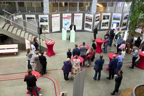 Beigeordneter Jochen Kral eröffnete die Ausstellung ""Klimaanpassung am Fluss"" im Foyer der Stadtsparkasse Düsseldorf. ©Landeshauptstadt Düsseldorf/Claus Langer