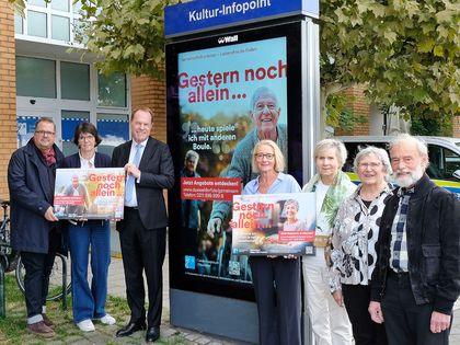 Oberbürgermeister Dr. Stephan Keller stellt mit anderen Beteiligten die Kampagne gegen Einsamkeit vor, Foto: Landeshauptstadt Düsseldorf, Wilfried Meyer