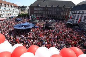 Mit rund 6.000 Fans auf dem Marktplatz und über 200 geladenen Gästen im Jan-Wellem-Saal des Rathauses feiert die Landeshauptstadt ihre Helden von Fortuna Düsseldorf. Foto: David Young