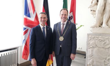 Oberbürgermeister Dr. Stephan Keller empfing den Botschafter des Vereinigten Königreichs Großbritannien, Andrew Mitchell CMG, im Jan-Wellem-Saal zu einem Antrittsbesuch. Foto: David Young